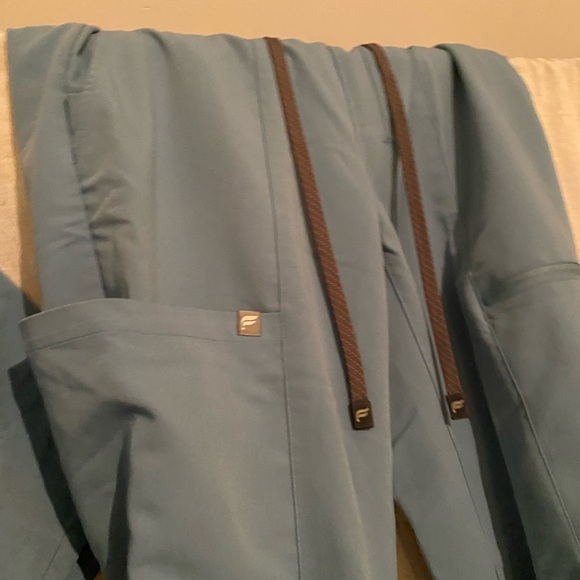 Wave Blue Fabletics Scrub Set - Picture 4 of 8